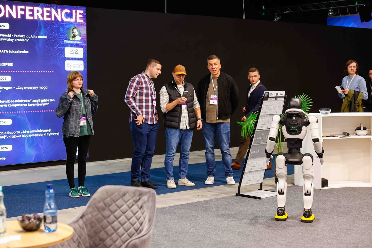 Odwiedzający przy robocie humanoidalnym