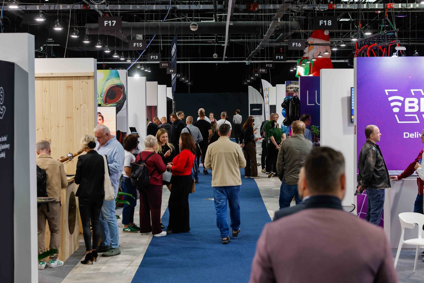 Tłum odwiedzających w alejce hali Ptak Warsaw Expo